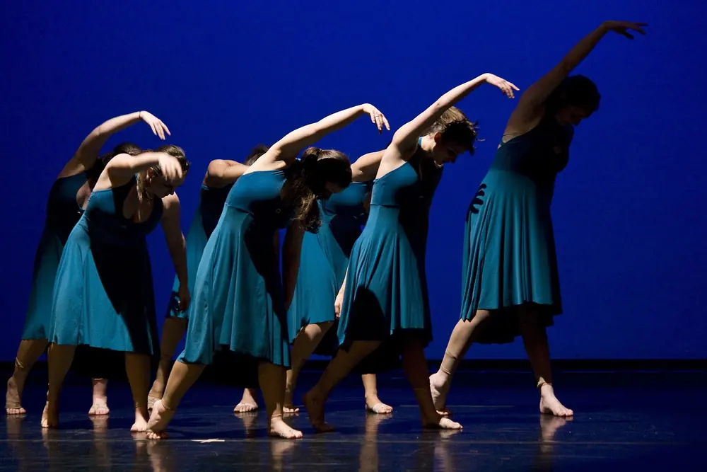 Bailarina de contemporáneo en escena